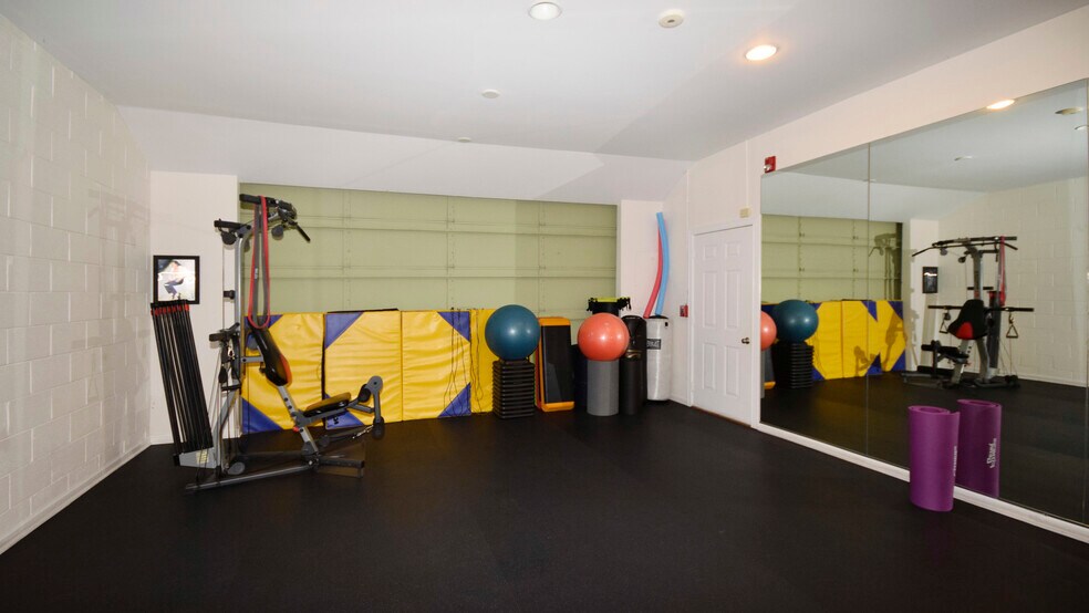 More Photos Of 1024-1036 Busse Hwy, Park Ridge Showroom For Lease