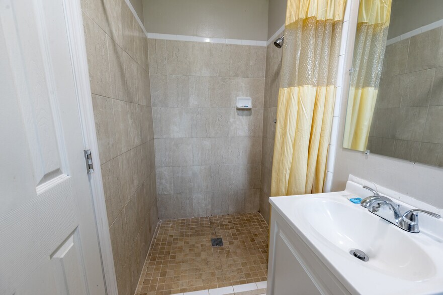 More Photos Of 1757 N Temple Ave, Starke Hotel For Sale