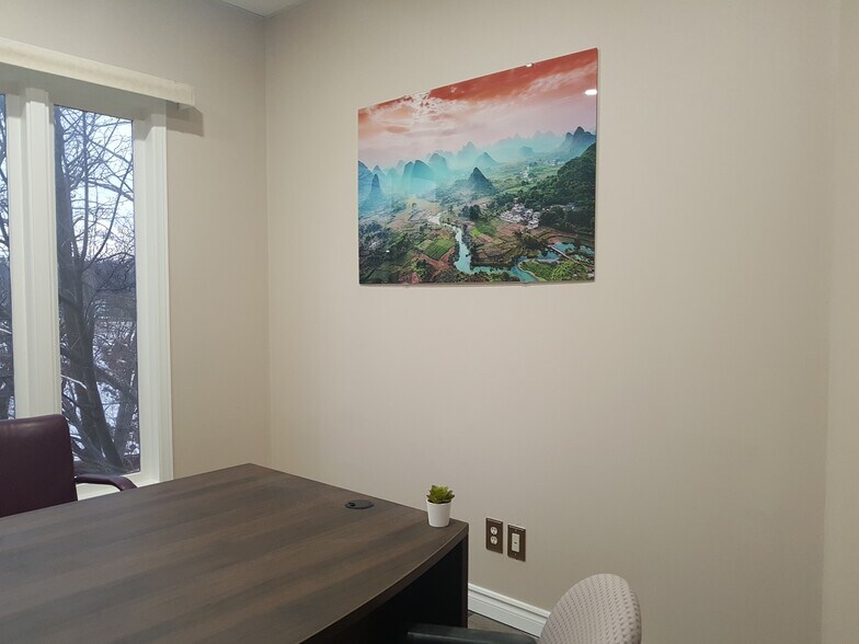 More Photos Of 410-420 N Service Rd E, Oakville Office For Lease