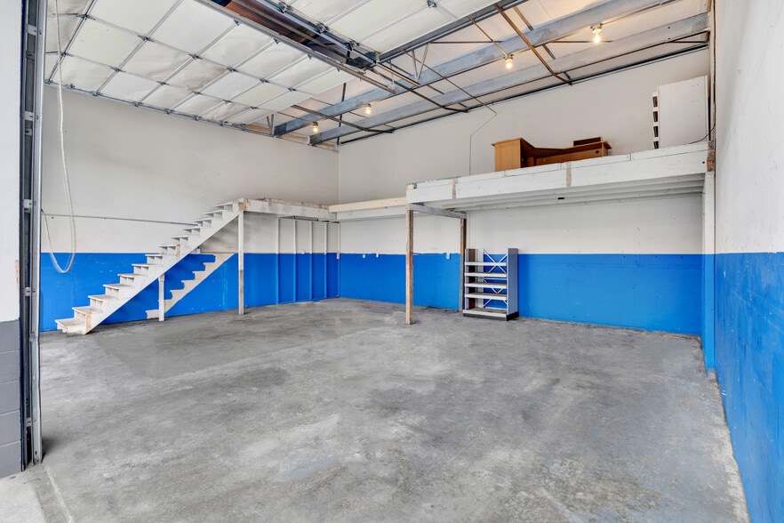 More Photos Of 11105 Steele St S, Tacoma Flex For Lease