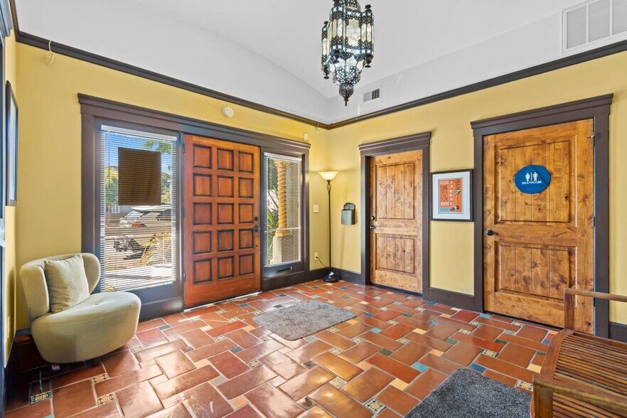 More Photos Of 5666 Telegraph Ave, Oakland Office For Lease
