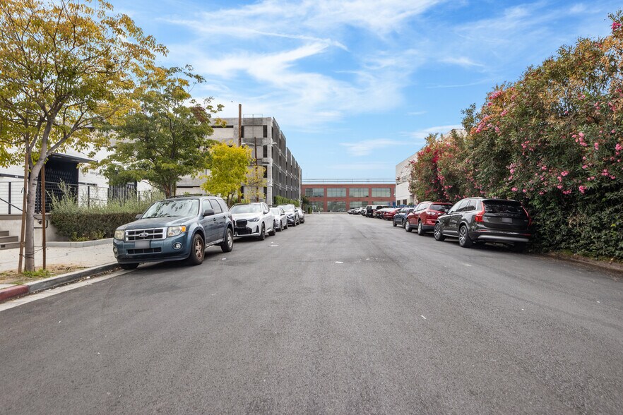 More Photos Of 802 Mateo St, Los Angeles Warehouse For Sale