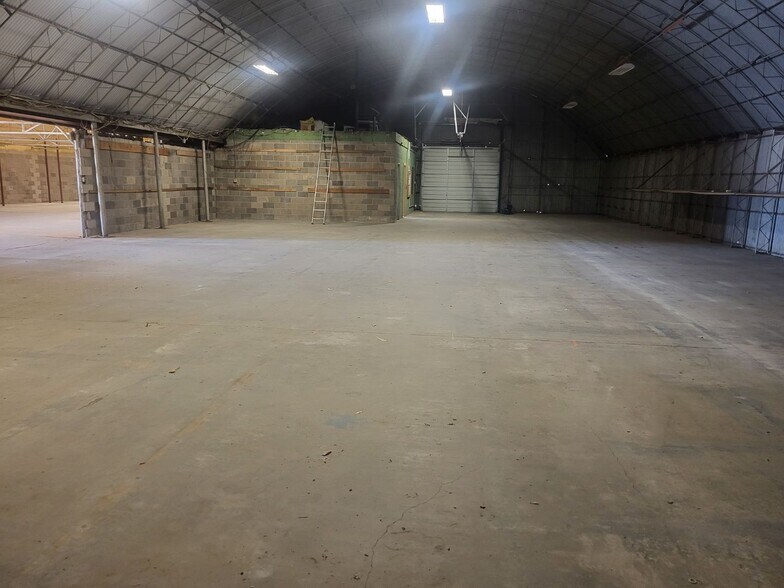 More Photos Of 202 E Charles Ave, Pauls Valley Warehouse For Lease