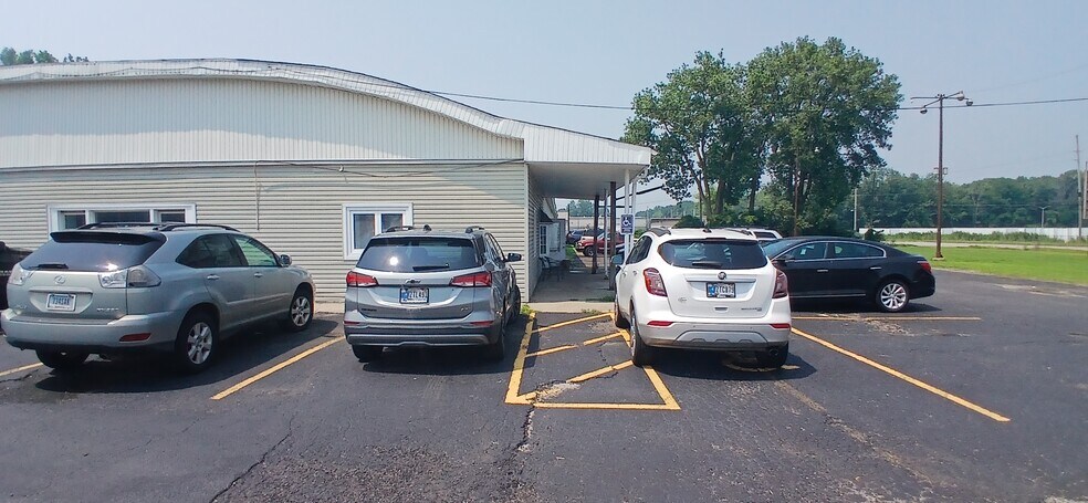 More Photos Of 806 W Us Highway 20, Michigan City Showroom For Lease