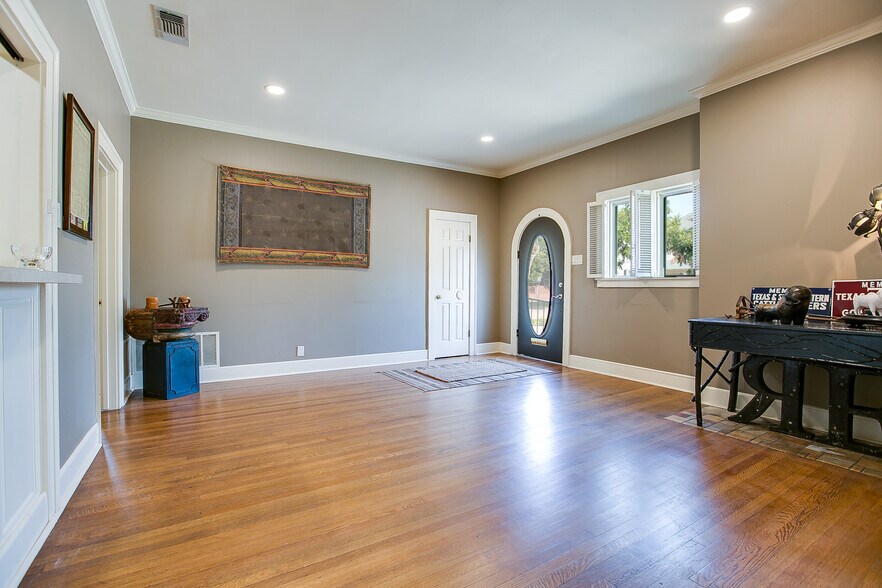 More Photos Of 421 W Concho Ave, San Angelo Office For Lease