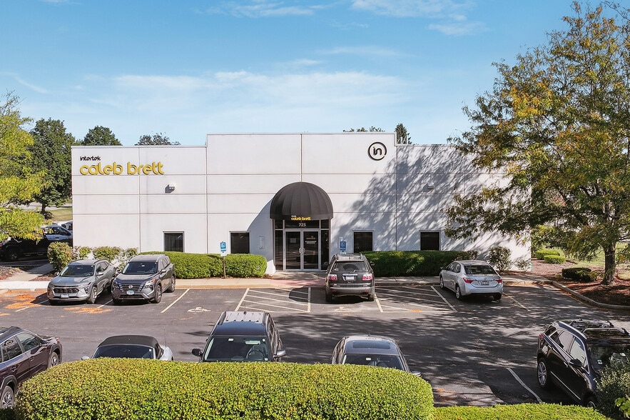 Primary Photo Of 725 Oakridge Dr, Romeoville Service For Sale