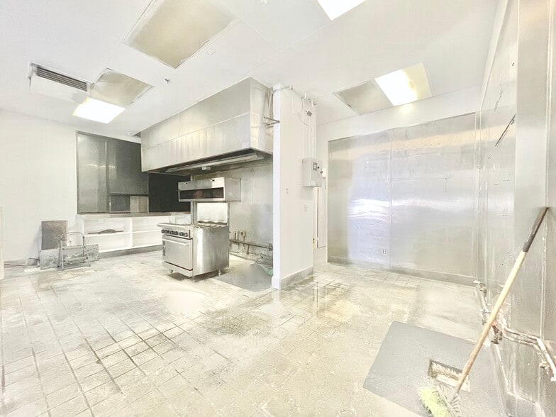 More Photos Of 1001 S Maple Ave, Los Angeles Storefront For Lease