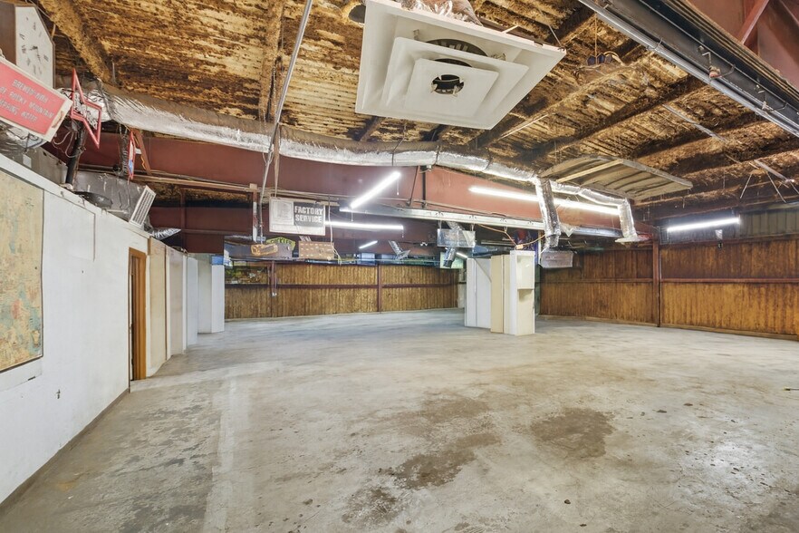 More Photos Of 9129 Irvington Blvd, Houston Warehouse For Sale