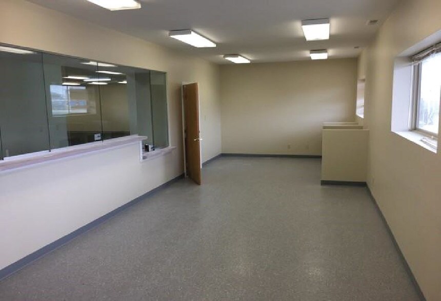 More Photos Of 2535 Parkway Dr, Shelbyville Office For Lease