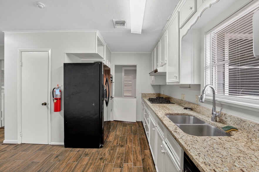 More Photos Of 5109 E 5th St, Katy Storefront Retail Office For Sale