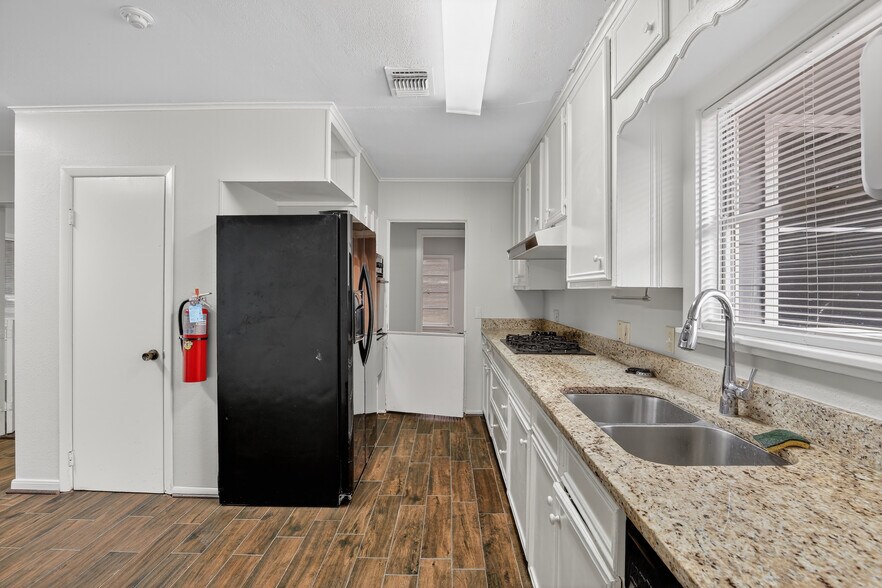 More Photos Of 5109 E 5th St, Katy Storefront Retail Office For Lease