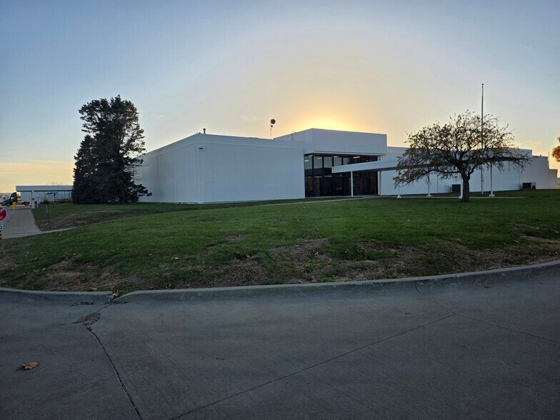 More Photos Of 300 Airport Rd, Ames Warehouse For Sale