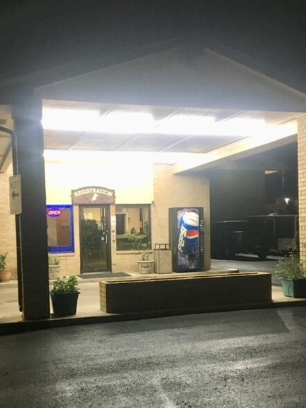 More Photos Of 600 W Palestine St, Mexia Hotel For Sale