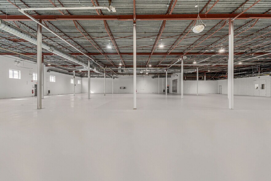 More Photos Of 5655 Rue de Marseille, Montréal Light Distribution For Lease