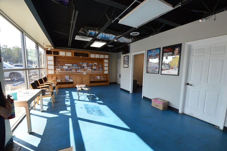 More Photos Of 7278 Centreville Rd, Manassas Showroom For Sale