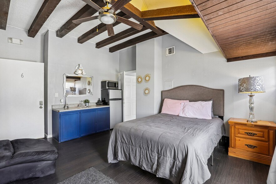 More Photos Of 421 Howard St, San Antonio Hospitality For Sale