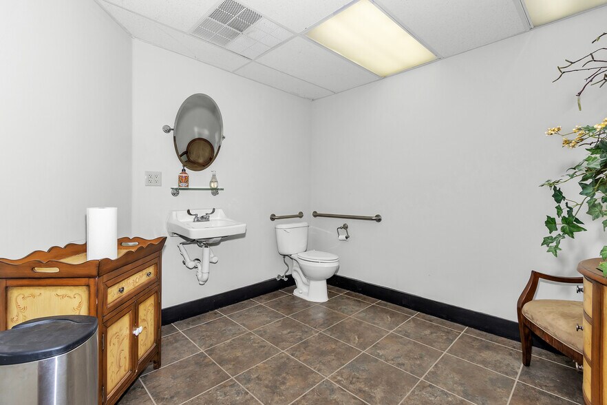 More Photos Of 10352 Atomic Rd, North Augusta Flex For Sale