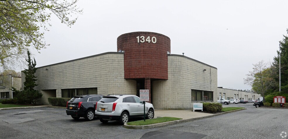More Photos Of 1320 Lincoln Ave, Holbrook Warehouse For Lease
