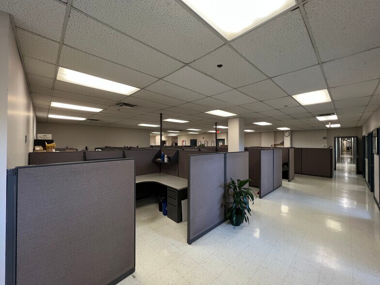 More Photos Of 7301 Boul Décarie, Montréal Warehouse For Lease