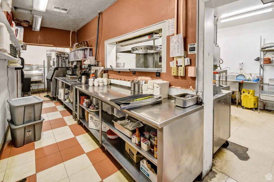 More Photos Of 1535 S State St, Salina Specialty For Sale