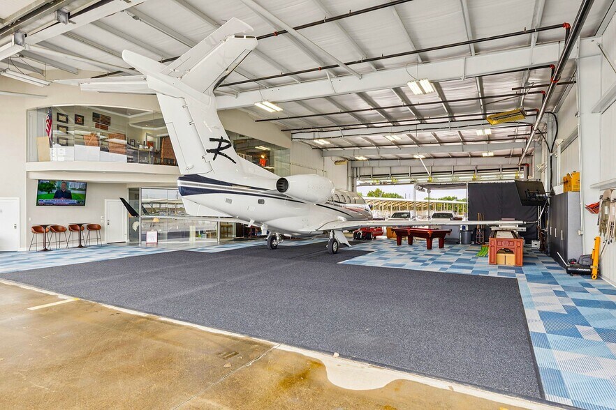 More Photos Of 15809 Addison Rd, Addison Airplane Hangar For Sale