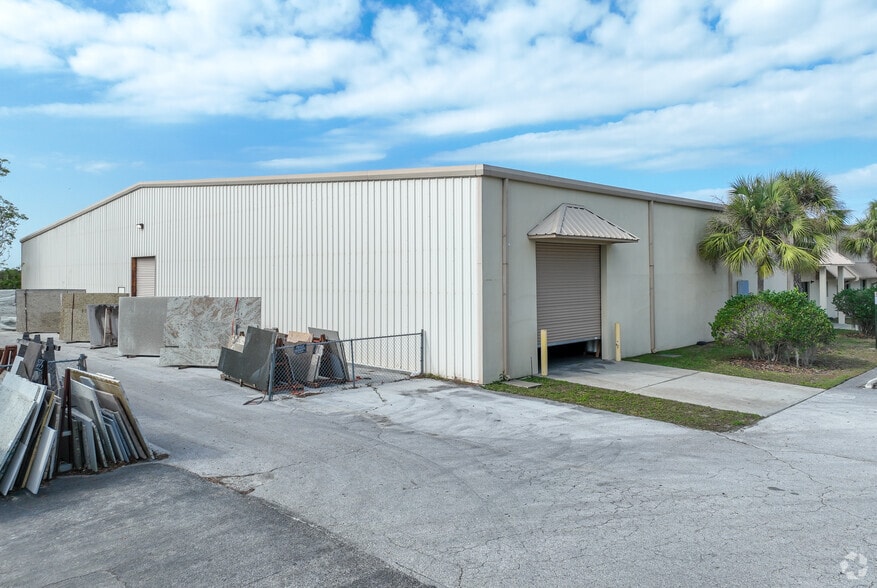 More Photos Of 520 W Orange Blossom Trl, Apopka Flex For Lease