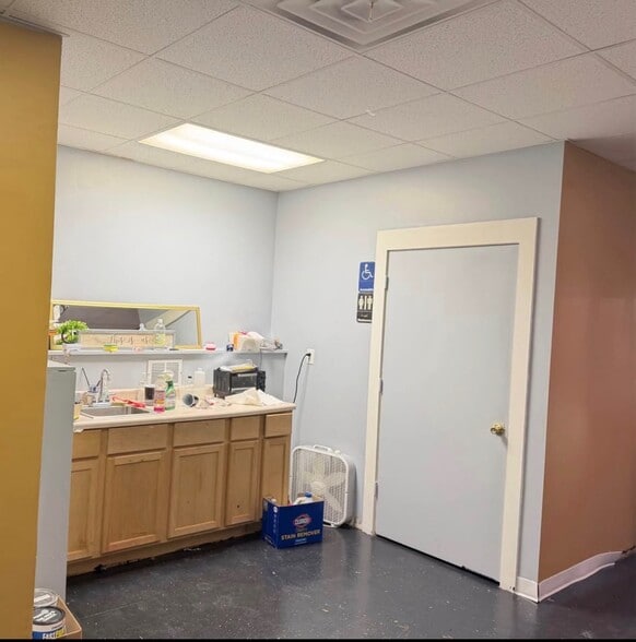 More Photos Of 25500 5 Mile Rd, Redford Township Storefront For Sale