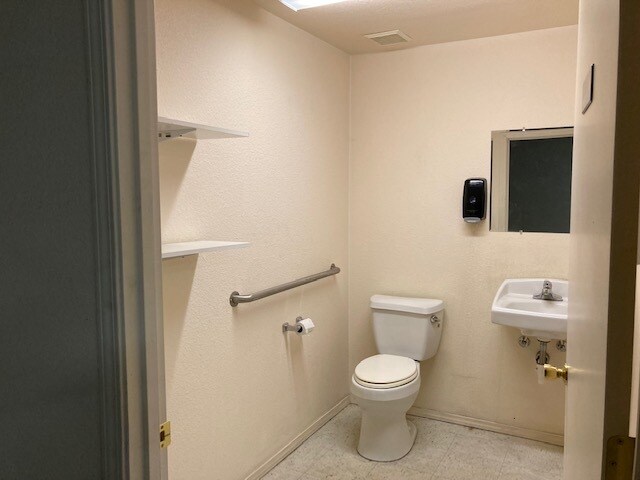 More Photos Of 2463 N Walgreens St, Flagstaff Warehouse For Lease