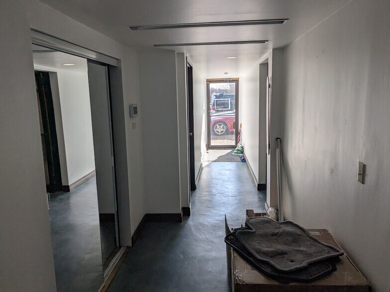 More Photos Of 6575-6577 N Avondale Ave, Chicago Service For Lease