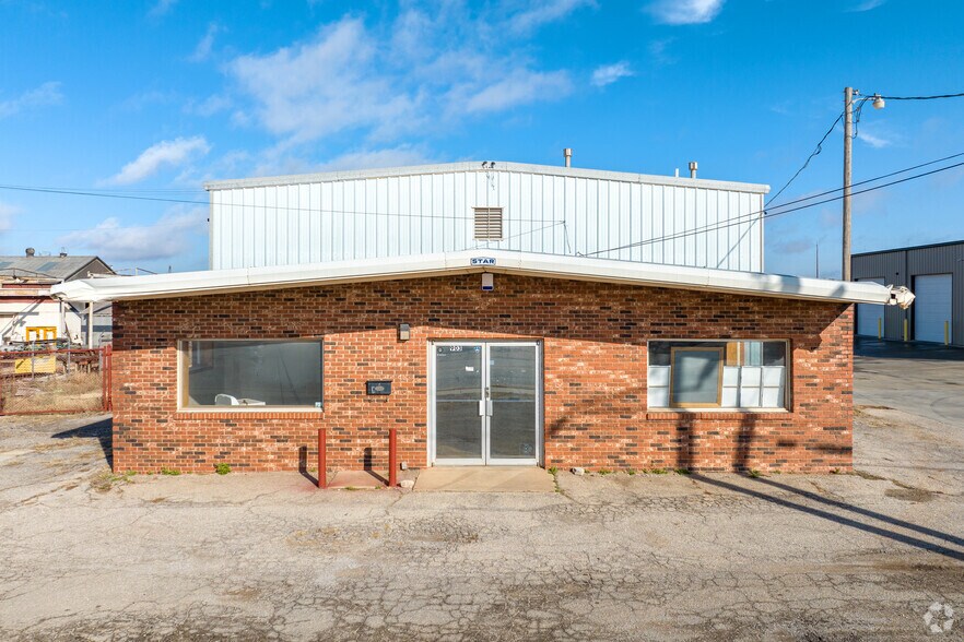 More Photos Of 903 SE 29th St, Oklahoma City Light Distribution For Lease