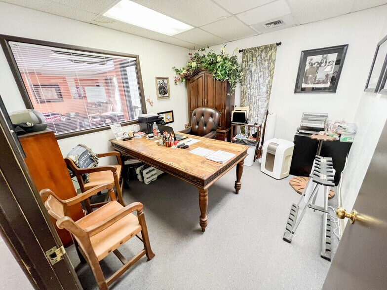 More Photos Of 1001-1009 W Industrial Ave, Midland Warehouse For Sale