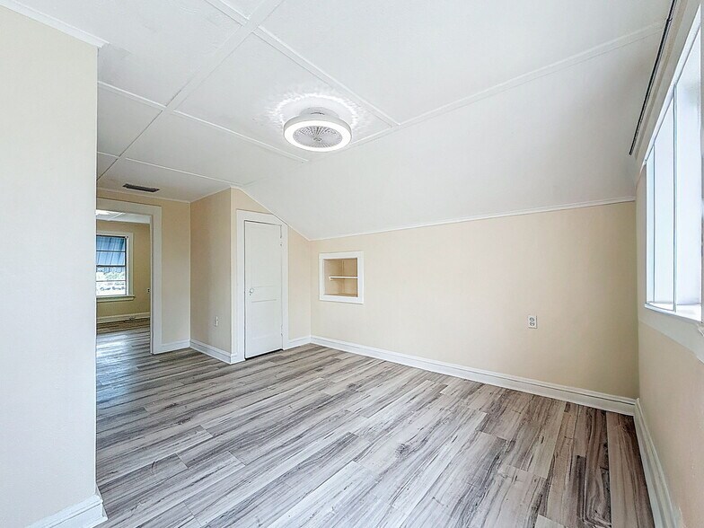 More Photos Of 301 N US Highway 41, Ruskin Office Residential For Lease