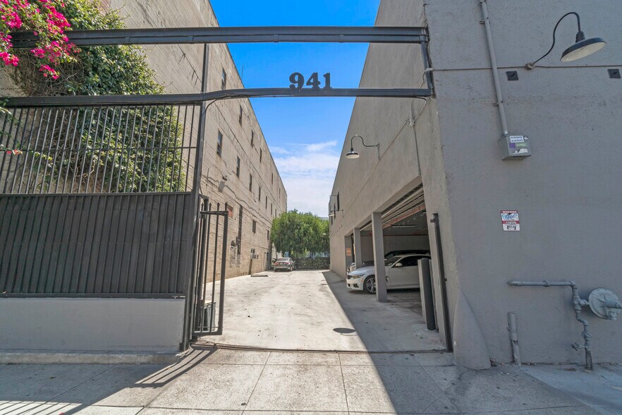 More Photos Of 941 E 2nd St, Los Angeles Industrial For Lease