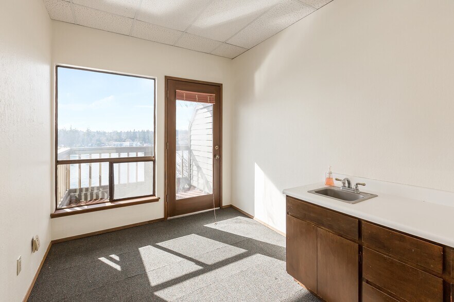 More Photos Of 2025 Wheaton Way, Bremerton Office For Sale