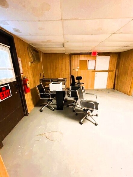 More Photos Of 2915 Chestnut St, Montgomery Office For Sale