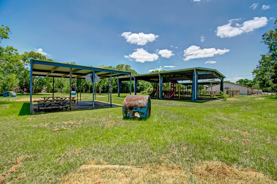 More Photos Of 3019 Dickinson Ave, Dickinson Freestanding For Sale