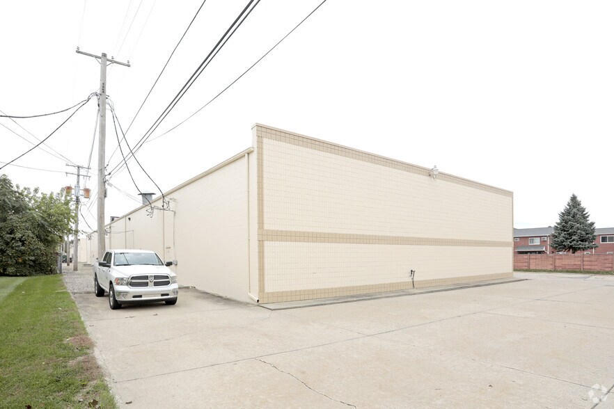 More Photos Of 43726-43746 Merrill Rd, Sterling Heights Warehouse For Lease