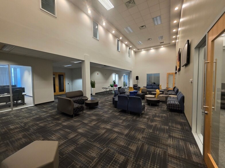More Photos Of 5402 W Laurel St, Tampa Loft Creative Space For Sale