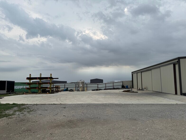 More Photos Of 124 Capital Ln, Rhome Manufacturing For Lease