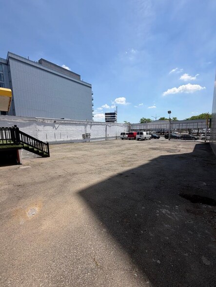 More Photos Of 7051 Queens Blvd, Woodside Land For Lease