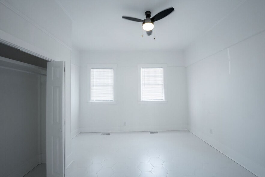 More Photos Of 306 E Victory Dr, Savannah Apartments For Sale