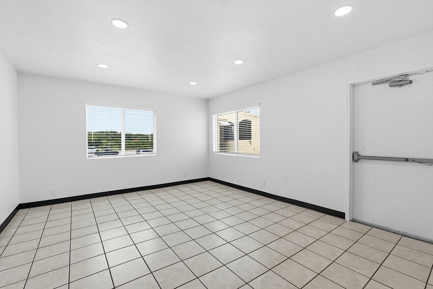 More Photos Of 1120 E 52nd St, Austin Flex For Sale