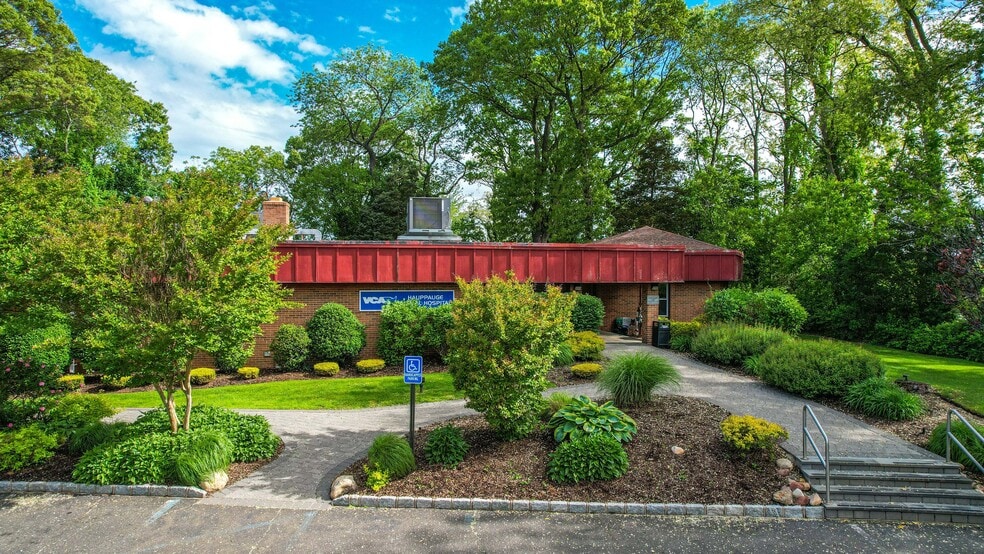 Primary Photo Of 521 Townline Rd, Hauppauge Veterinarian Kennel For Sale