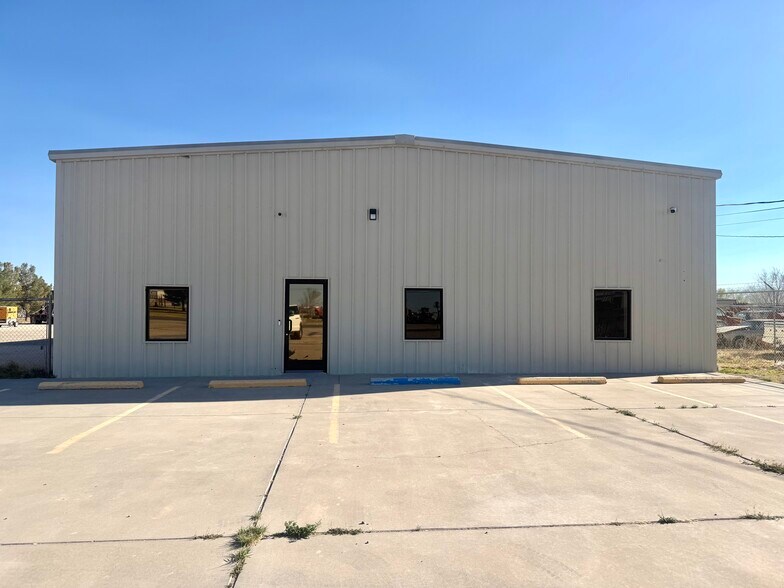 More Photos Of 2215 W Bender Blvd, Hobbs Warehouse For Lease