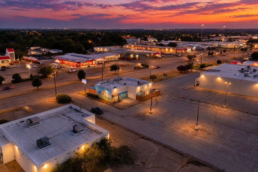 More Photos Of 1901 W Pioneer Pky, Arlington Restaurant For Sale