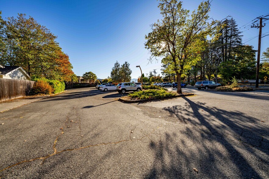 More Photos Of 715 NW Dimmick St, Grants Pass Office For Sale