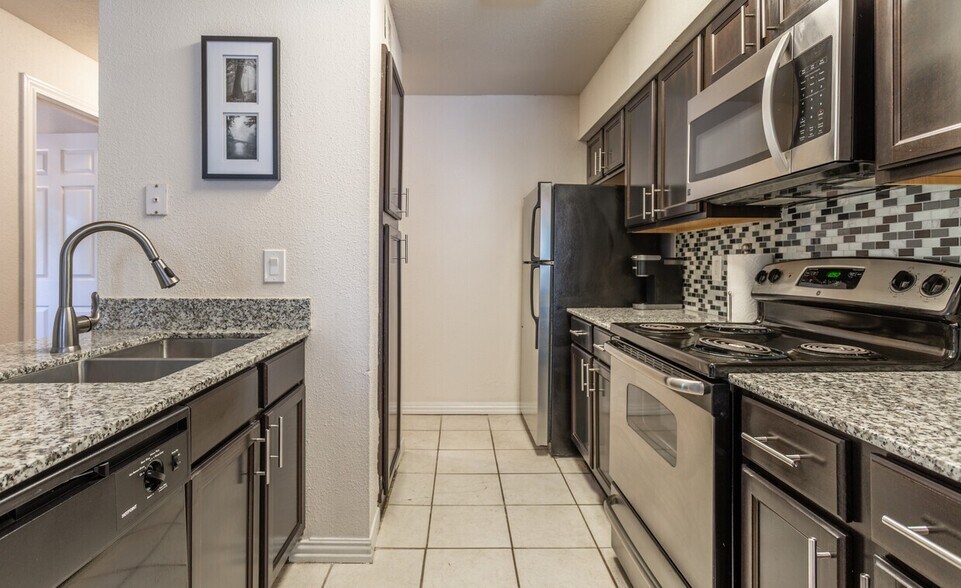 More Photos Of 127 W Plantation Dr, Lake Jackson Apartments For Sale