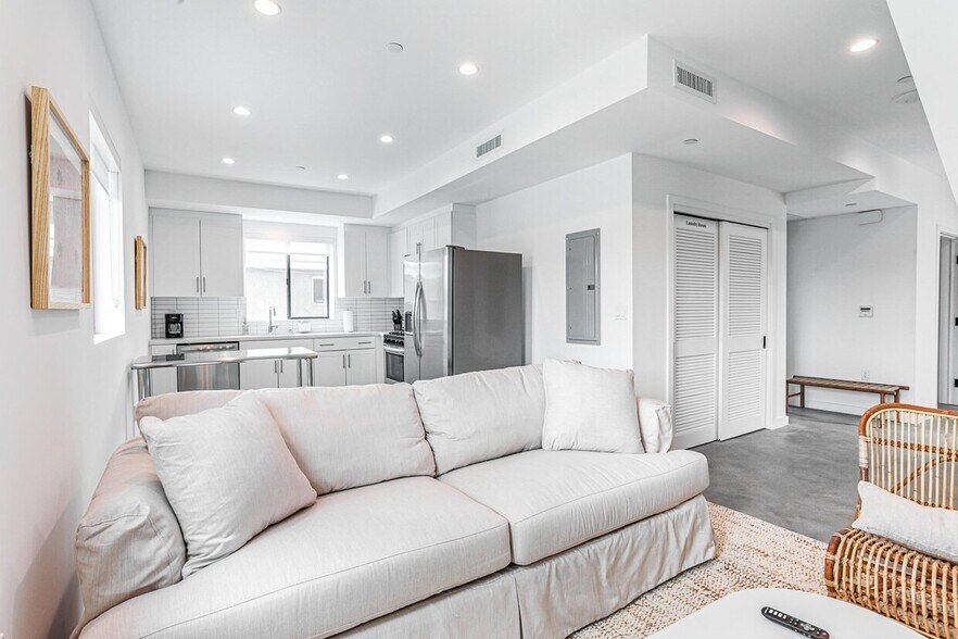 More Photos Of 2301 S Cloverdale Ave, Los Angeles Apartments For Sale