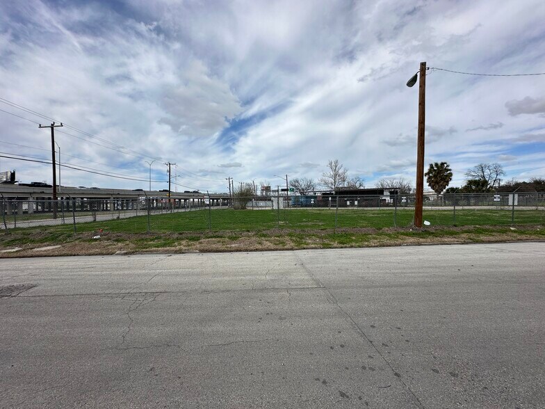 More Photos Of 111 Brooklyn ave, San Antonio Land For Lease