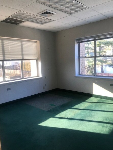 More Photos Of 1615 Northern Blvd, Manhasset Office For Lease